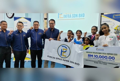 Saiful Azzuan (empat dari kiri) menyerahkan cek berjumlah RM10,000 kepada lima pelajar yang akan bertanding mewakili negara di TeenEagle Global Finals di Itali hujung minggu ini.