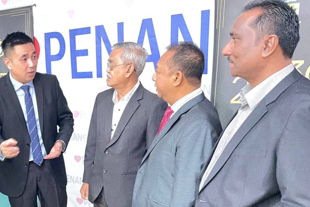 Mooi Lye (kiri) berbual bersama ketiga-tiga Ahli Majlis daripada UMNO selepas sidang akhbar di Komtar pada Rabu.