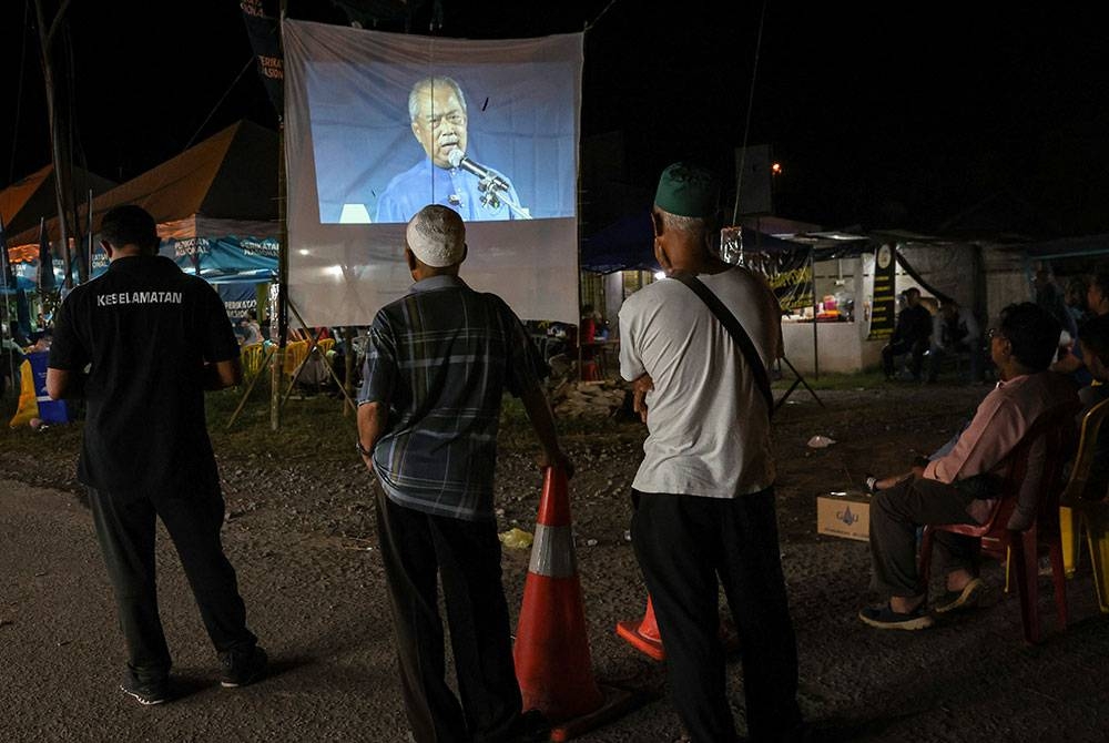 Orang ramai mendengar Ceramah Perdana yang disampaikan oleh Muhyiddin sempena kempen PRK DUN Pelangai di Felda Chemomoi pada Selasa. Foto: Bernama