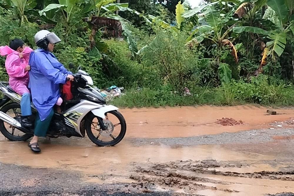 Jalan tersebut turut menjadi laluan utama penduduk.