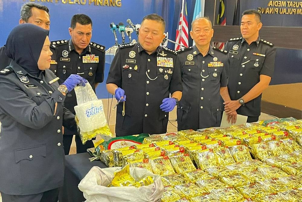 Kok Chin (tiga dari kanan) menunjukkan dadah syabu yang dirampas dalam sidang akhbar di Ibu Pejabat Polis Kontinjen Pulau Pinang pada Rabu.