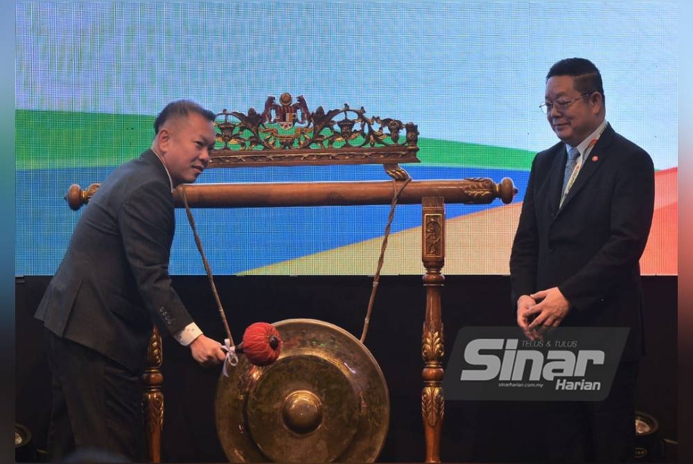 Foong Hin memukul gomng simbolik kepada perasmian AMAF 2023. - FOTO SINAR HARIAN/ ASRIL ASWANDI SHUKOR