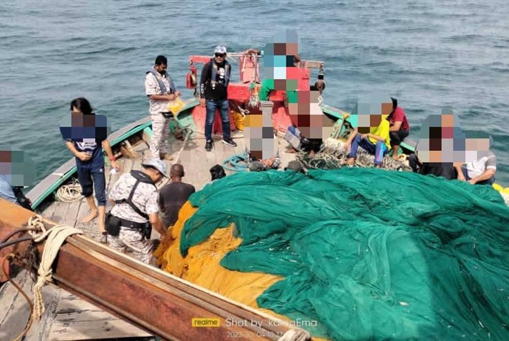 Nelayan yang ditahan berumur dalam lingkungan umur 20 hingga 50 tahun dan telah diserahkan kepada AADK untuk tindakan lanjut. - FOTO MARITIM MALAYSIA