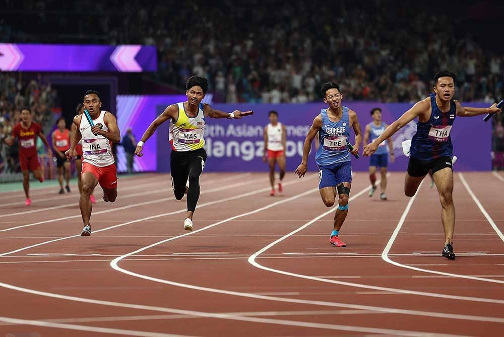 Azeem (dua dari kiri) ketika beraksi dalam acara 4x100m akhir dalam Sukan Asia Hangzhou 2022 di Stadium Olimpik Hangzhou pada malam Selasa. Foto Bernama