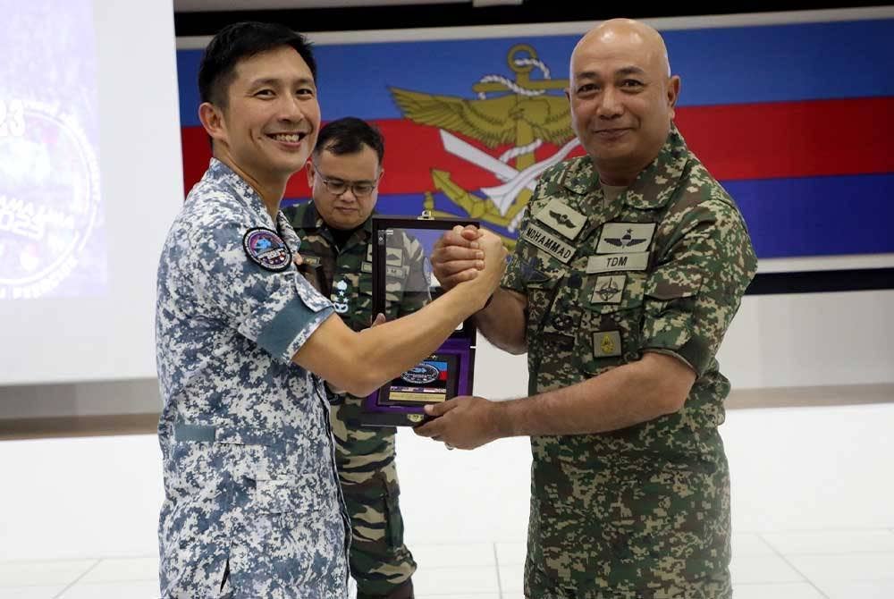 Aaaron bersama Mohammad pada Majlis pembukaan BL23 di Pusat Peperangan Bersama, Kem Al Sultan Abdullah, Markas Angkatan Bersama di sini pada Rabu.