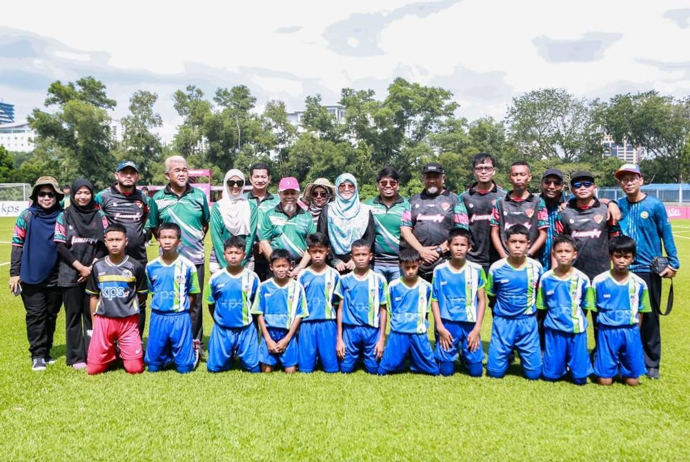 Pengurusan, jurulatih dan pemain SK Seksyen 20 bersama penganjur sebelum perlawanan akhir Piala Raja Muda Selangor edisi ke-34.