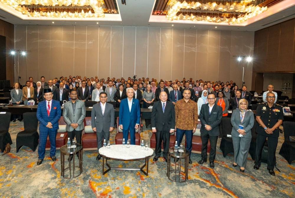 Ismail Sabri (empat dari kiri) hadir pada Persidangan Integriti dan Tatakelola Kebangsaan 2023 Persatuan Institusi Kewangan Pembangunan Malaysia (ADFIM) di sini hari ini.