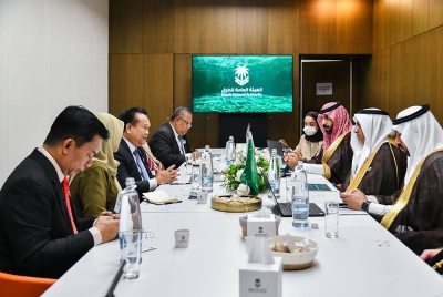 Nanta (tiga dari kiri) ketika pertemuan bersama delegasi Arab Saudi yang menyentuh tentang kerjasama strategik dalam aspek keselamatan dan penyelenggaraan jalan di kedua-dua negara.