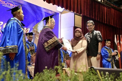 Ahmad Hazami Hassan (kanan) dan Isterinya, Hartini Abdul Rahim (dua kiri) menerima skrol mewakili arwah anak mereka pada Majlis Konvokesyen kali ke-17 Politeknik Tuanku Sultanah Bahiyah (PTSB) di Dewan Mu’adzam Shah, Kulim. FOTO PTSB