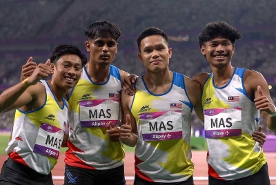 Kuartet lelaki negara (dari kiri) Khairul Hafiz,Muhammad Arsyad, Jonathan Nyepa dan Azeem selepas tamat acara 4x100m di Stadium Olimpik Hangzhou malam Selasa. Foto Bernama
