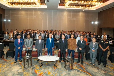 Ismail Sabri (empat dari kiri) hadir pada Persidangan Integriti dan Tatakelola Kebangsaan 2023 Persatuan Institusi Kewangan Pembangunan Malaysia (ADFIM) di sini hari ini.