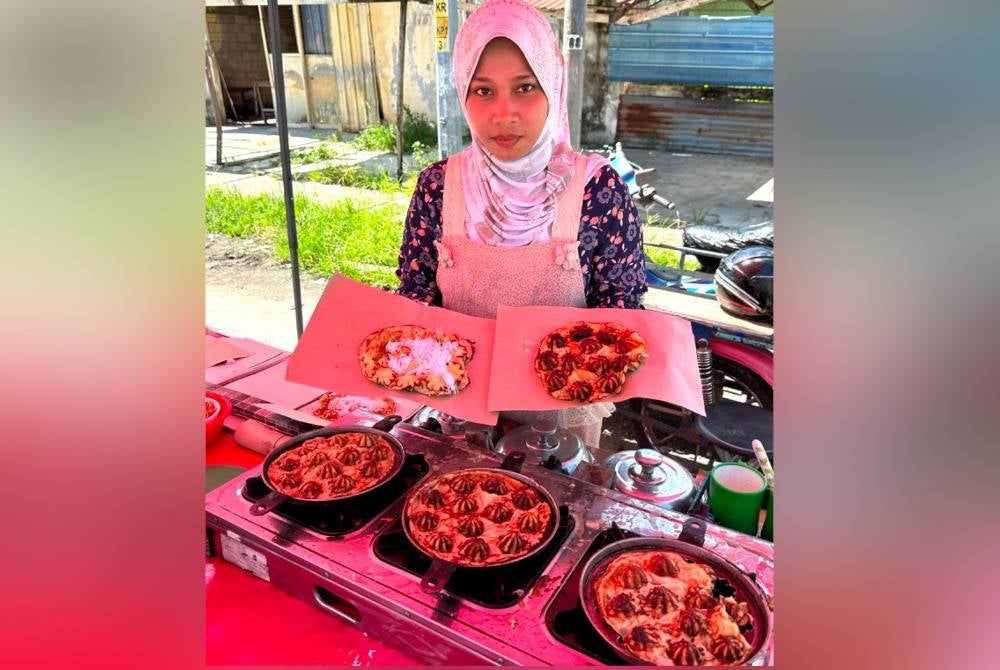 Mariyam menunjukkan Apam Lambong Telur yang enak dimakan dengan kelapa parut.