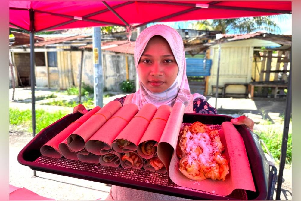 
Apam Lambong Telur digulung dalam kertas bungkusan makanan.