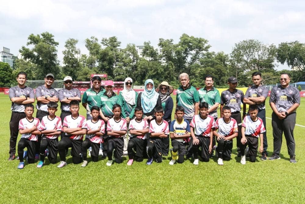 Pengurusan, jurulatih dan pemain SK Taman Alam Megah bersama penganjur sebelum perlawanan akhir Piala Raja Muda Selangor edisi ke-34.