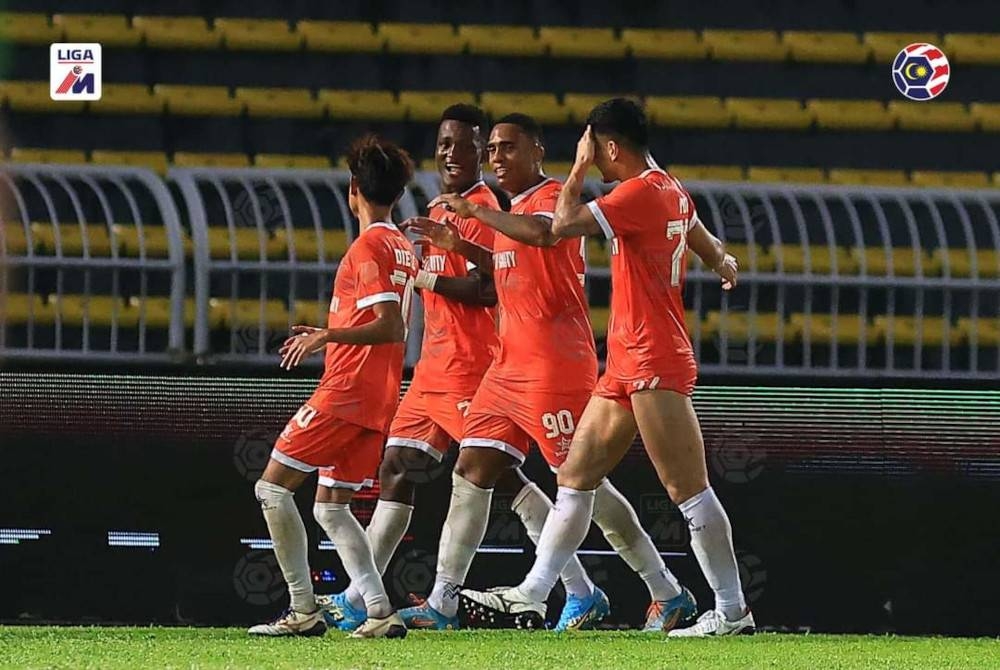 Pedro (dua dari kanan) dan Abu Kamara (dua dari kiri) masing-masing menjaringkan satu dan dua gol membantu Kuching City mengatasi KDA 0-3 di Stadium Darul Aman pada malam Rabu. - FOTO MFL