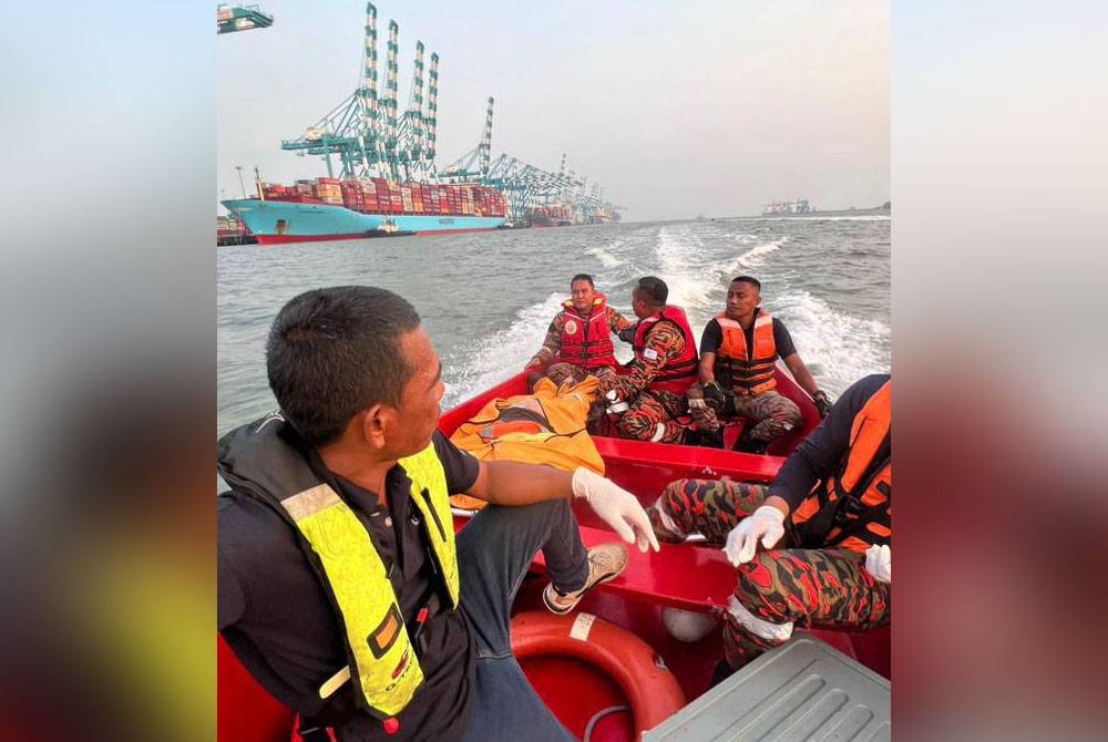 Anggota bomba membawa mayat lelaki warga Bangladesh yang ditemui selepas operasi SAR dilakukan selama dua hari.