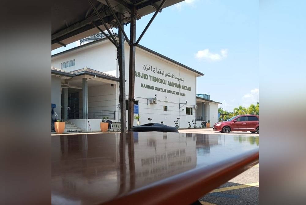 Kafe Pulut&Co yang berada dalam kawasan masjid turut menjadi tumpuan jemaah bukan sahaja dalam kalangan penduduk setempat malah pengguna Jalan Kuantan -Segamat yang singgah solat dan berehat.