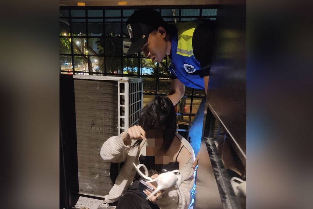 Seorang wanita warga asing cuba menyorok di tempat kompresor penyaman udara ketika serbuan polis di sebuah pusat hiburan di Taman Shamelin Perkasa, Kuala Lumpur pada Rabu.