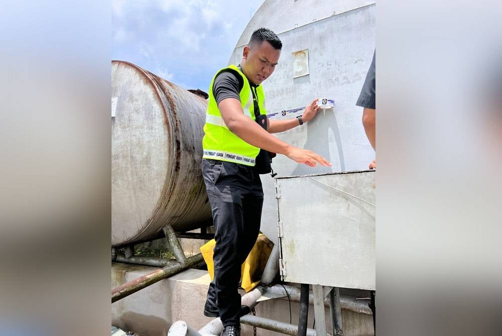 Bekalan minyak diesel yang ditemui di premis penyimpanan haram disita untuk tindakan lanjut.