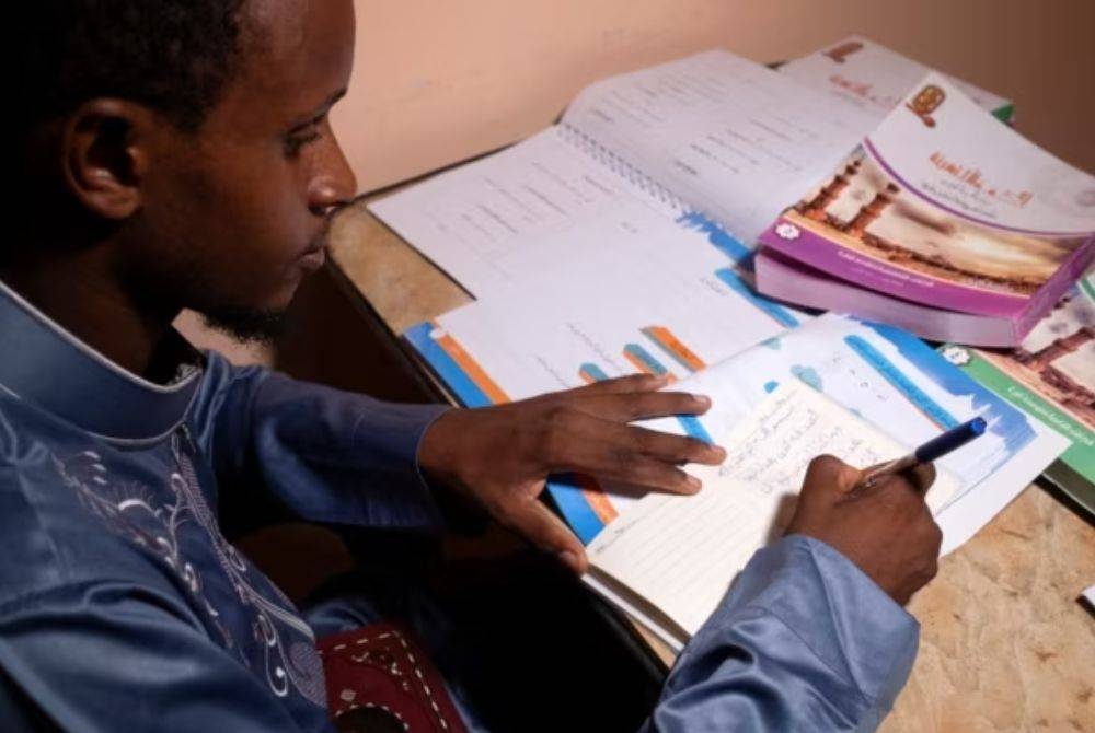 TERNYATA kegigihannya meredah perjalanan panjang akhirnya membuahkan hasil apabila Barry diterima belajar di universiti tersohor dalam dunia Islam. -Foto: Reuters