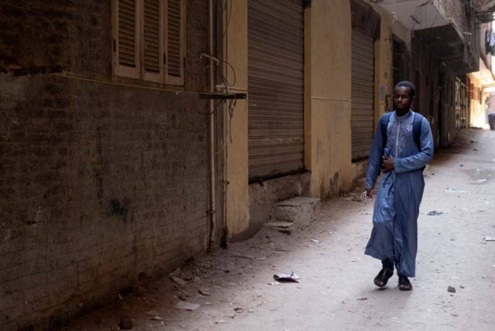 KESUNGGUHAN yang ditonjolkan oleh Barry membuahkan hasil apabila beliau selamat tiba ke Kaherah bulan lalu dan diterima belajar di Universiti al-Azhar dengan biasiswa penuh. -Foto: Reuters
