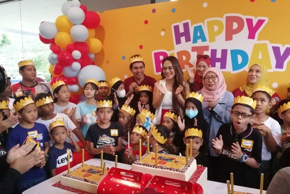 Sambutan hari jadi sempena Bulan Komuniti McDonald's yang dirai setiap Oktober.