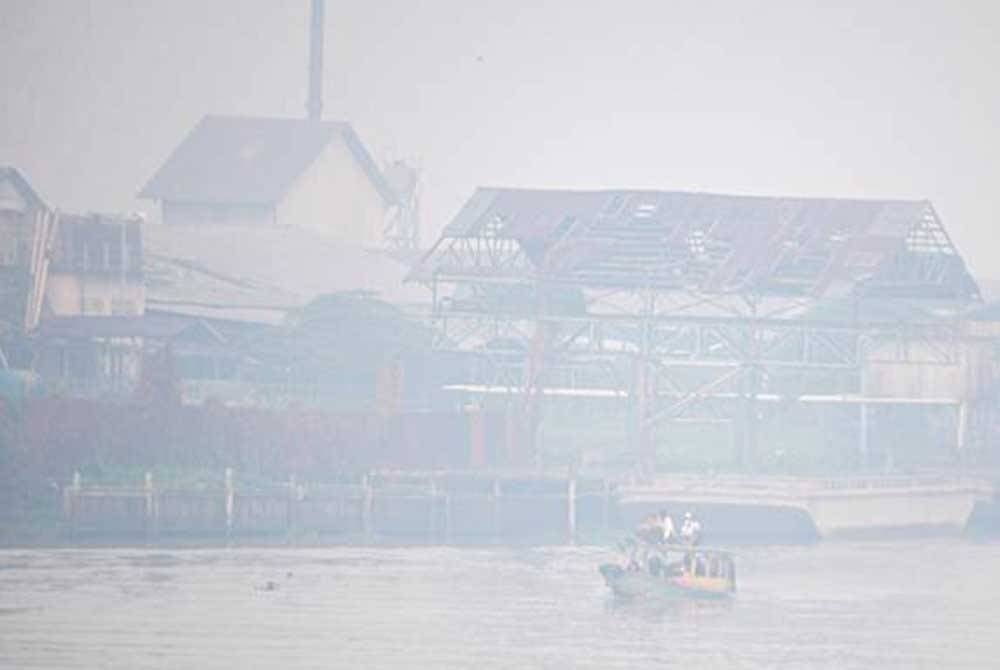 Pemandangan di Palembang, Indonesia ketika dilanda jerebu akibat pembakaran hutan yang tidak terkawal. - Foto Reuters