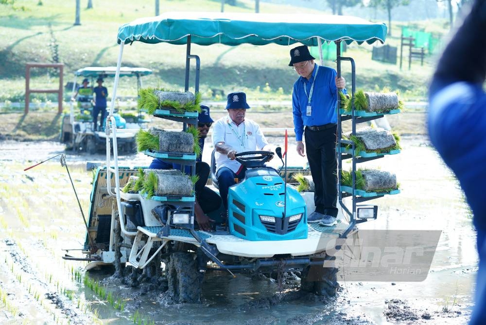 Mohamad mengendalikan jentera penanam padi di Laman Padi, Taman Botani Negara, Shah Alam pada Khamis. - Foto Sinar Harian MOHD HALIM ABDUL WAHID