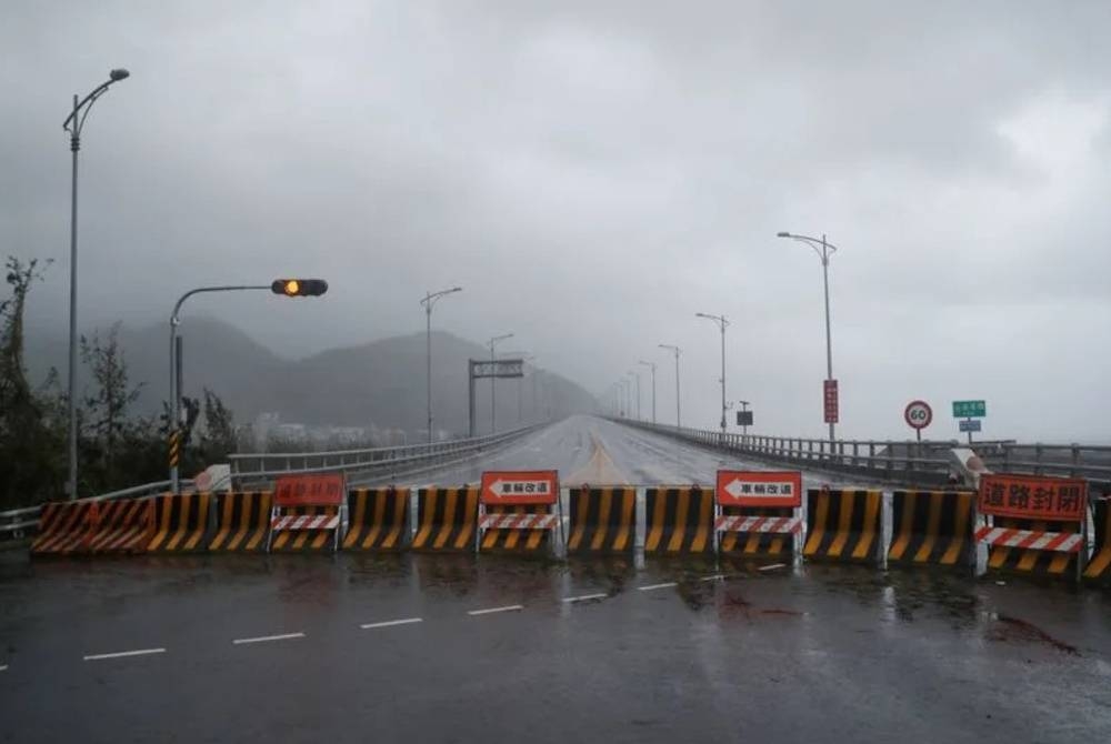 Taufan Koinu telah mencederakan 190 orang sejak petang Rabu dan mengakibatkan lebih 62,381 rumah dan premis perniagaan tanpa bekalan elektrik. - Foto Reuters