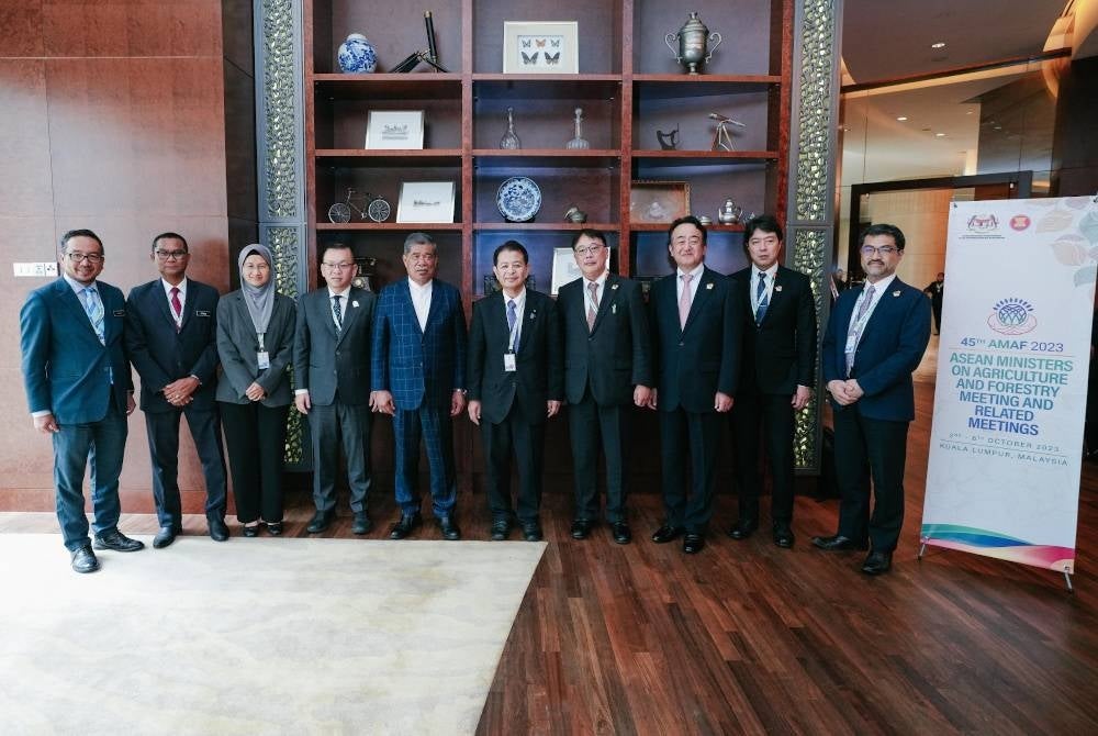 Miyashita (enam dari kanan) bersama delegasinya bergambar bersama Mohamad, Foong Hin dan pegawai tertinggi KPKM.