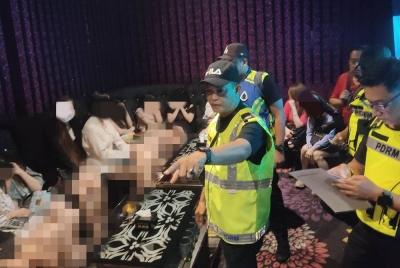 Seramai 32 wanita warga asing disyaki GRO ditahan dalam serbuan di pusat hiburan di Taman Shamelin Perkasa, Kuala Lumpur pada Rabu.