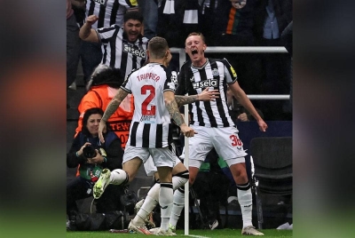 Longstaff (kanan) meraikan jaringannya ketika menentang PSG. - Foto AFP