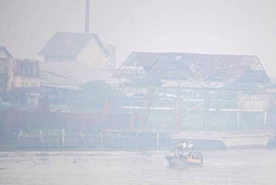 Pemandangan di Palembang, Indonesia ketika dilanda jerebu akibat pembakaran hutan yang tidak terkawal. - Foto Reuters
