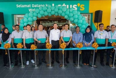 Kenneth Chua (empat dari kanan) merasmikan pembukaan Lotus's Malaysia Kluang yang merupakan cawangan yang ke-67.
