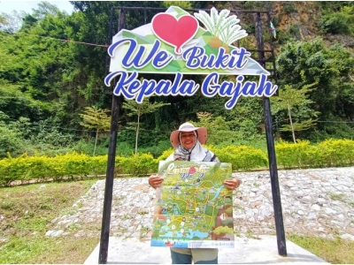Norhashimah menunjukkan peta panduan yang wajib dikunjungi para pelancong di Lenggong Geopark.