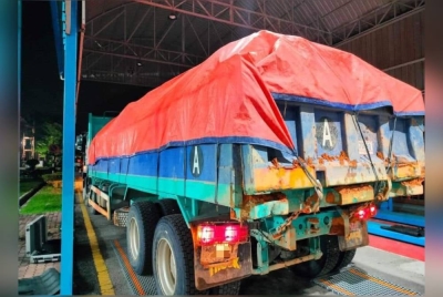 Sebuah lori yang membawa muatan lebih menjalani pemeriksaan timbangan semasa operasi lebih muatan yang dilakukan JPJ Selangor di Plaza Tol Kota Kemuning dan beberapa lokasi sekitar negeri ini baru-baru ini.
