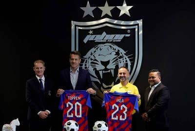 Bakker (dua dari kiri) dan Tony Vatuiu (dua dari kanan) menerima cenderahati daripada Edwards (kiri) dan Kevin Ramalingam pada Majlis Kerjasama antara IKEA Tebrau dan Pusat Beli-Belah Toppen dengan JDT untuk Membina Penglibatan Komuniti di Johor Menerusi Bolasepak di Ibu Pejabat JDT pada Khamis.