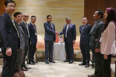 Menteri Pertanian dan Keterjaminan Makanan Datuk Seri Mohamad Sabu bersalaman bersama Timbalan Menteri Pertanian dan Pembangunan Luar Bandar Vietnam Nguyen Quoc Tri sempena Mesyuarat Menteri-Menteri ASEAN Mengenai Pertanian dan Perhutanan (AMAF) Ke-45 di sebuah hotel pada Khamis. - Foto Bernama