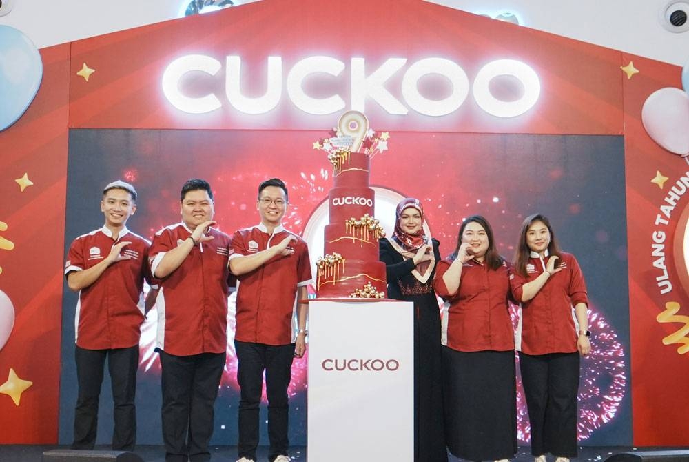 Dari kiri: Timbalan Pengurus Besar CUCKOO International, Nick Chin, Ketua Pegawai Operasi CUCKOO International, Toh Seng Lee, KC Hoe, Siti Nurhaliza, Ketua Pegawai Pemasaran, Queenie Goh dan Pengurus Kanan Pemasaran, Cik Serene Choot pada Majlis Sambutan Ulang Tahun ke - 9 CUCKOO International yang diadakan di Kuching, Sarawak.