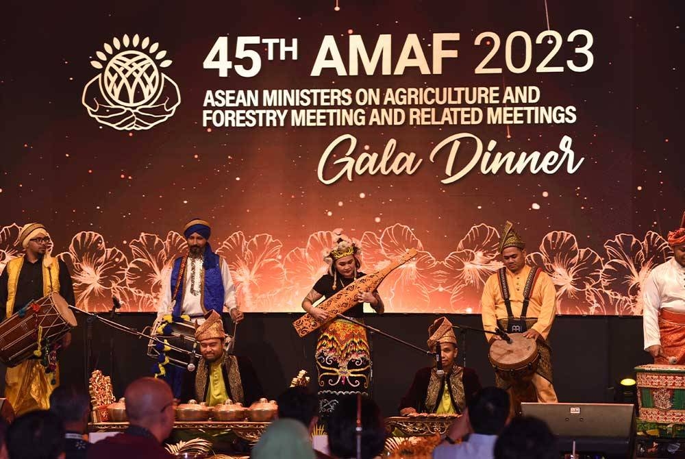 Persembahan yang menyerikan Majlis Makan Malam Sempena AMAF 2023 di sebuah hotel terkemuka di ibu negara pada Khamis.