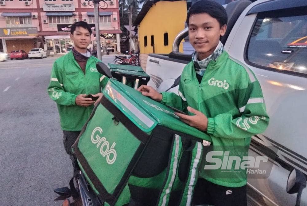Muhammad Shakir (depan) bersama Muhammad Shamin memilih bekerja sebagai penghantar makanan untuk menjaga bapa mereka.