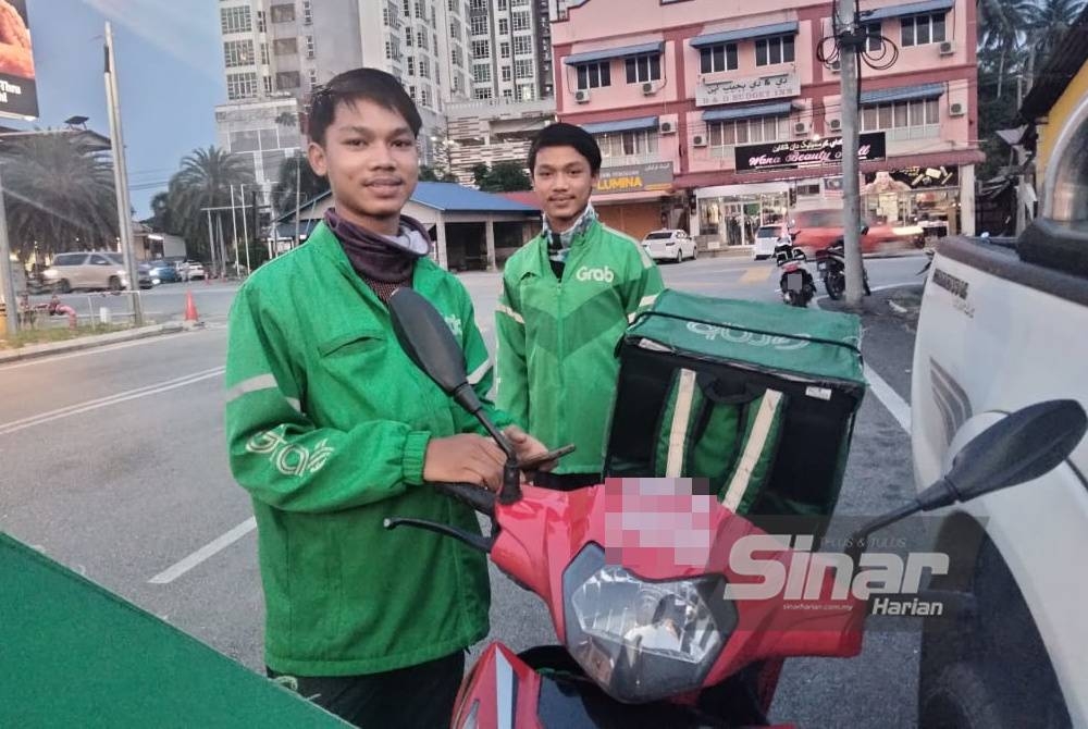 Muhammad Shakir (depan) bersama Muhammad Shamin.