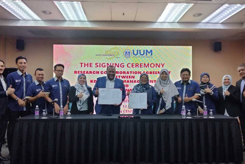 Ramli (lima dari kiri) Russayani (enam kanan) pada majlis menandatangani RCA di Pusat Konvensyen Shah Alam di sini pada Jumaat.