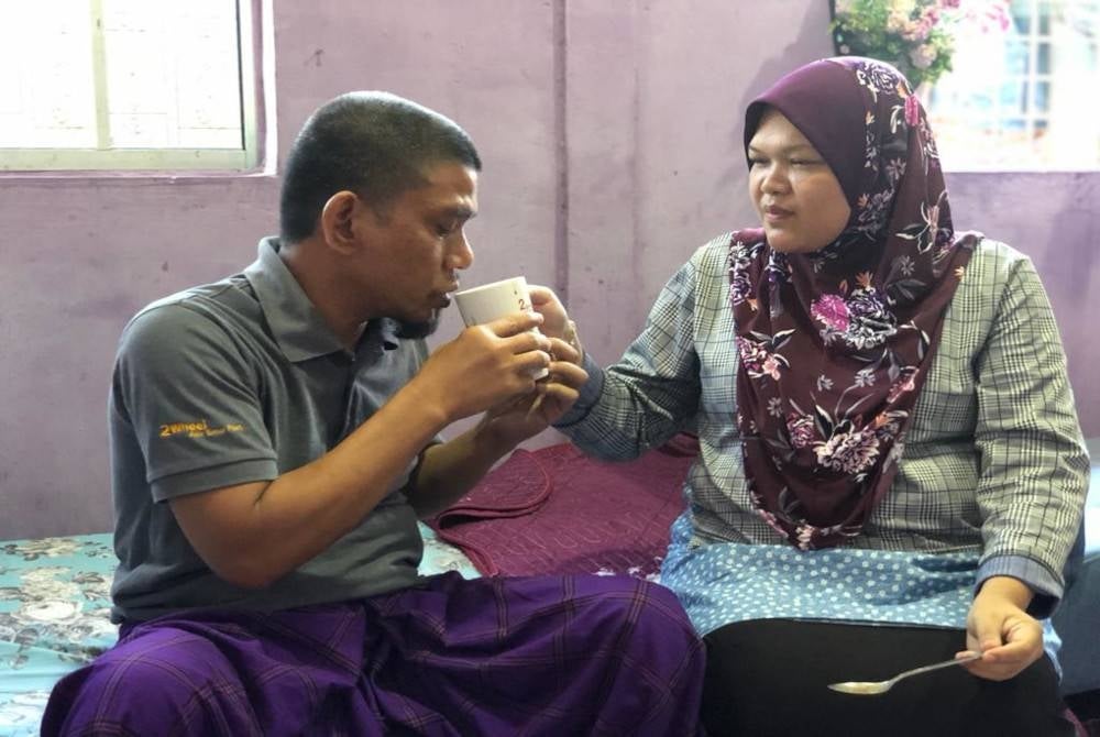 
Rafidah (kanan) terpaksa berhenti kerja sebagai pembantu kedai makan kerana perlu menjaga suaminya, Mohamad Idris (kiri) dan anak-anaknya.