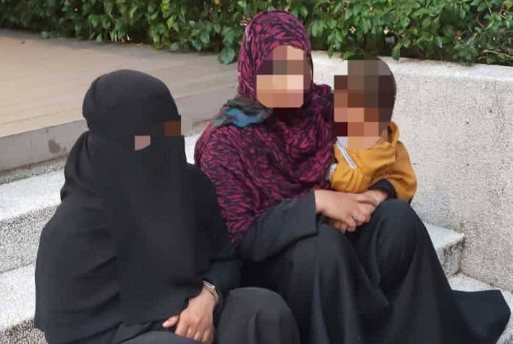 Memakai niqab selain menggunakan kanak-kanak antara taktik digunakan pengemis warga asing untuk meraih simpati orang ramai di sekitar kawasan Bukit Bintang, Kuala Lumpur.