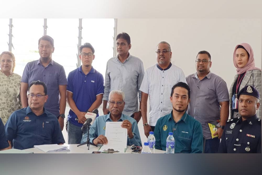 Sivanesan (duduk, dua dari kiri) bersama Ahli Dewan Undangan Negeri Manjoi, Hafez Sabri (duduk, dua dari kanan) hadir pada pertemuan semua pihak berhubung isu penginapan pekerja asing di D'Aman Residensi, Meru Raya.