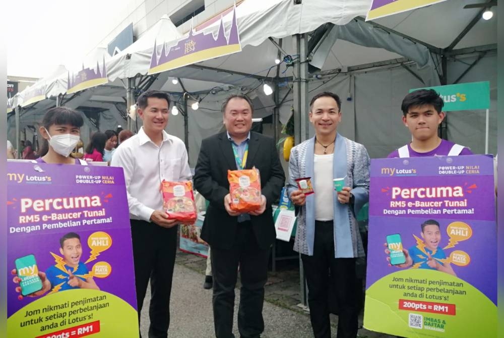 Worawan (dua dari kanan) dan Kenneth (tengah) meninjau operasi Pesta Thai Lotus's Mutiara Damansara yang mula berlangsung pada Jumaat.