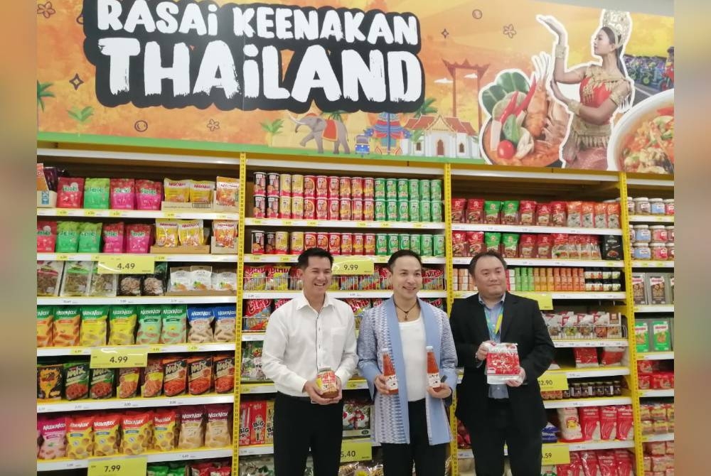 Kenneth (kanan) bersama Worawan (tengah) meninjau produk Thailand yang terdapat di Lotus's Mutiara Damansara.