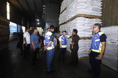 Foong Hin (tiga dari kanan) mengetuai operasi beras putih tempatan di premis pemborong di sekitar Selangor.