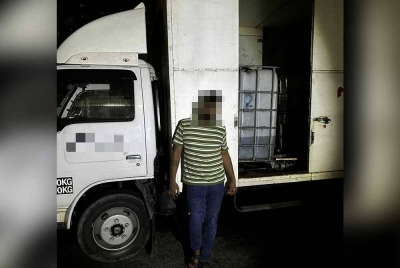 Anggota peronda EMPV JSPT Bukit Aman menahan pemandu lori yang
disyaki membawa muatan diesel dalam keadaan mencurigakan di kawasan hentian dan rawat Kinrara, Kuala Lumpur pada Rabu.